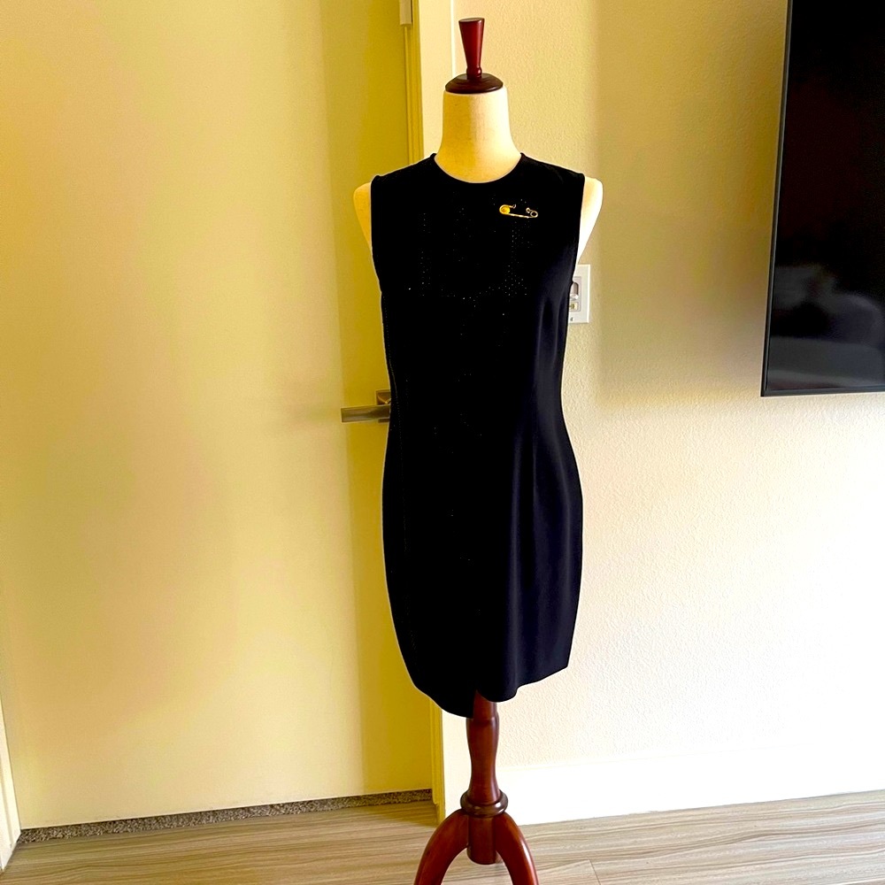 VERSACE 
Abito Donna Tessuto Black Sheath Dress NWT, GOLD LOGO SAFETY PIN. 6 US